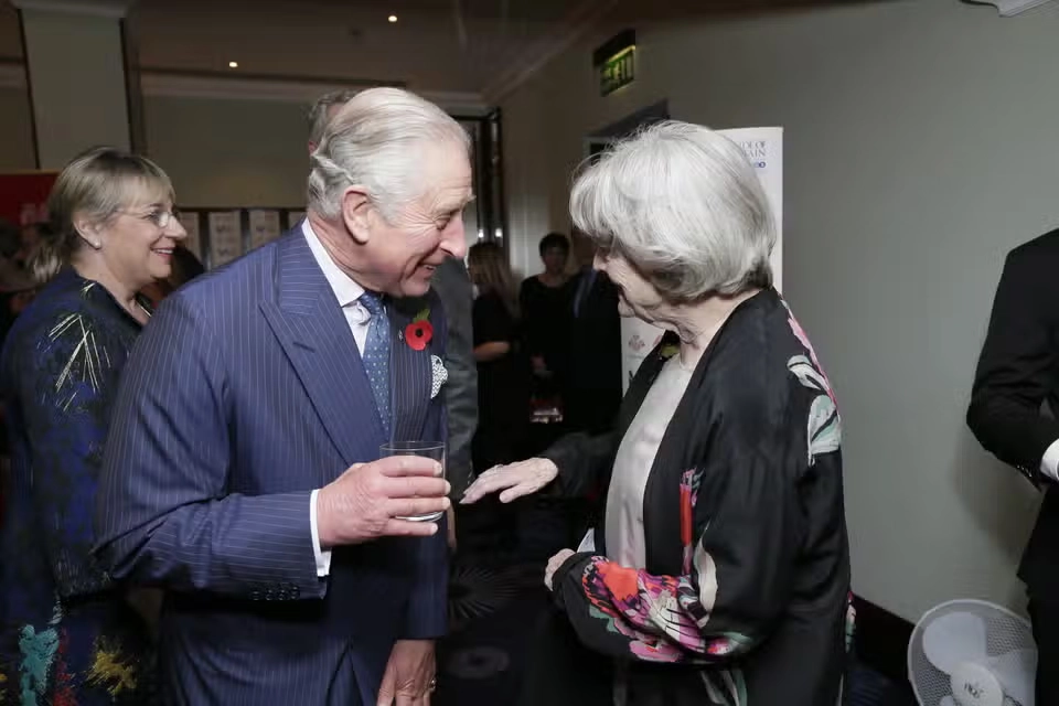 The King (then the Prince of Wales) speaks to Dame Maggie - KUBET