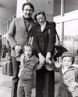 Dame Maggie Smith and family - KUBET