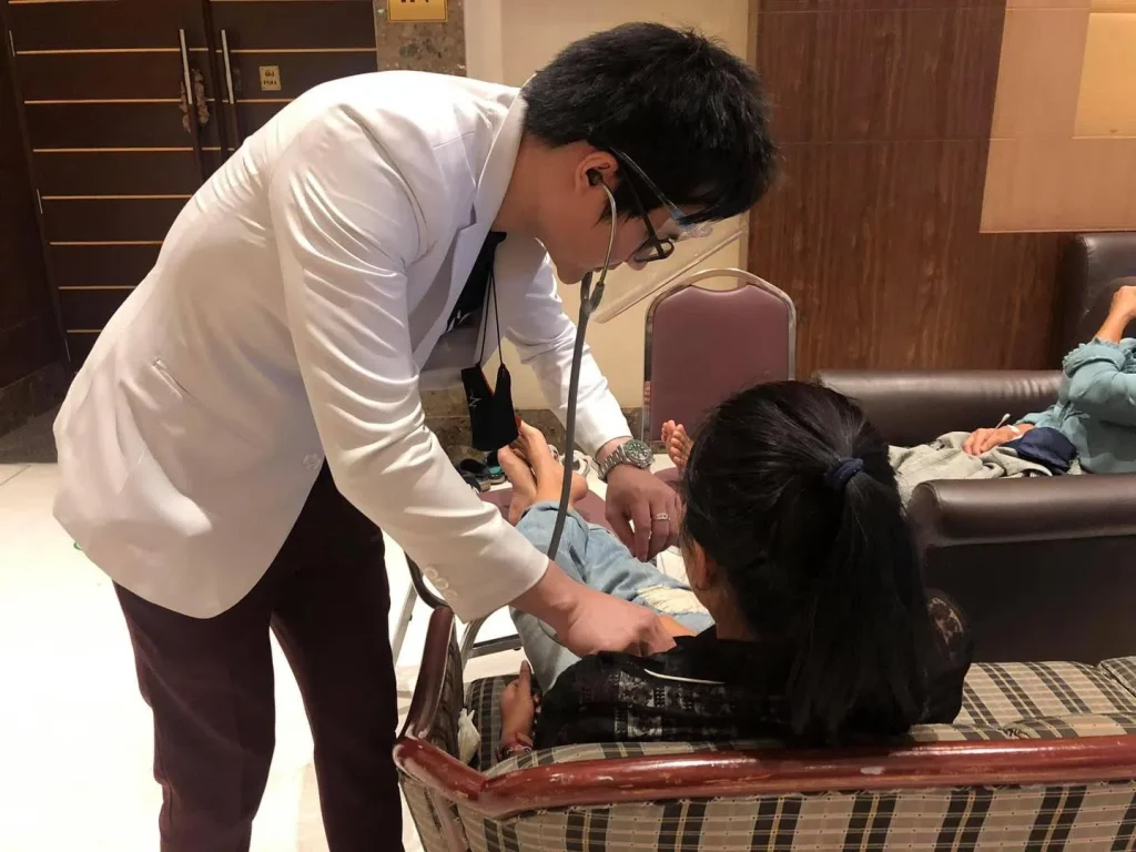 Doctor checks fever - KUBET