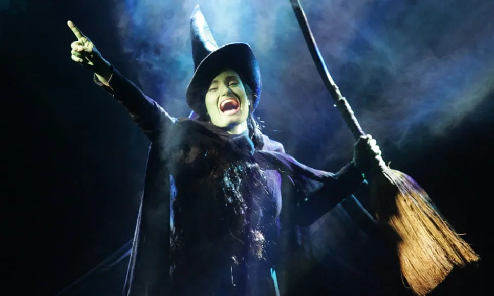 อิดินา เมนเซล รับบทเป็นเอลฟาบาในภาพยนตร์เรื่อง Wicked - KUBET